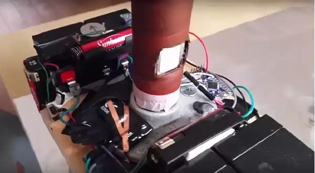 THIS GUY CREATES A REAL-LIFE MJOLNIR USING ELECTROMAGNETS AND A FINGERPRINT SCANNER—AWESOME!